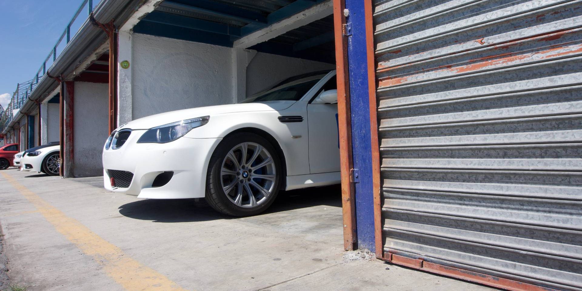 BMW M5 E60 Monterrey BMW M5 E60 esperando en el autódromo