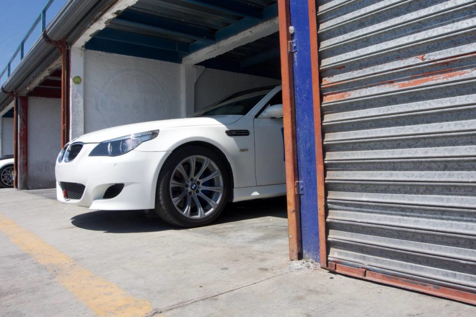 BMW M5 E60 esperando en el autódromo